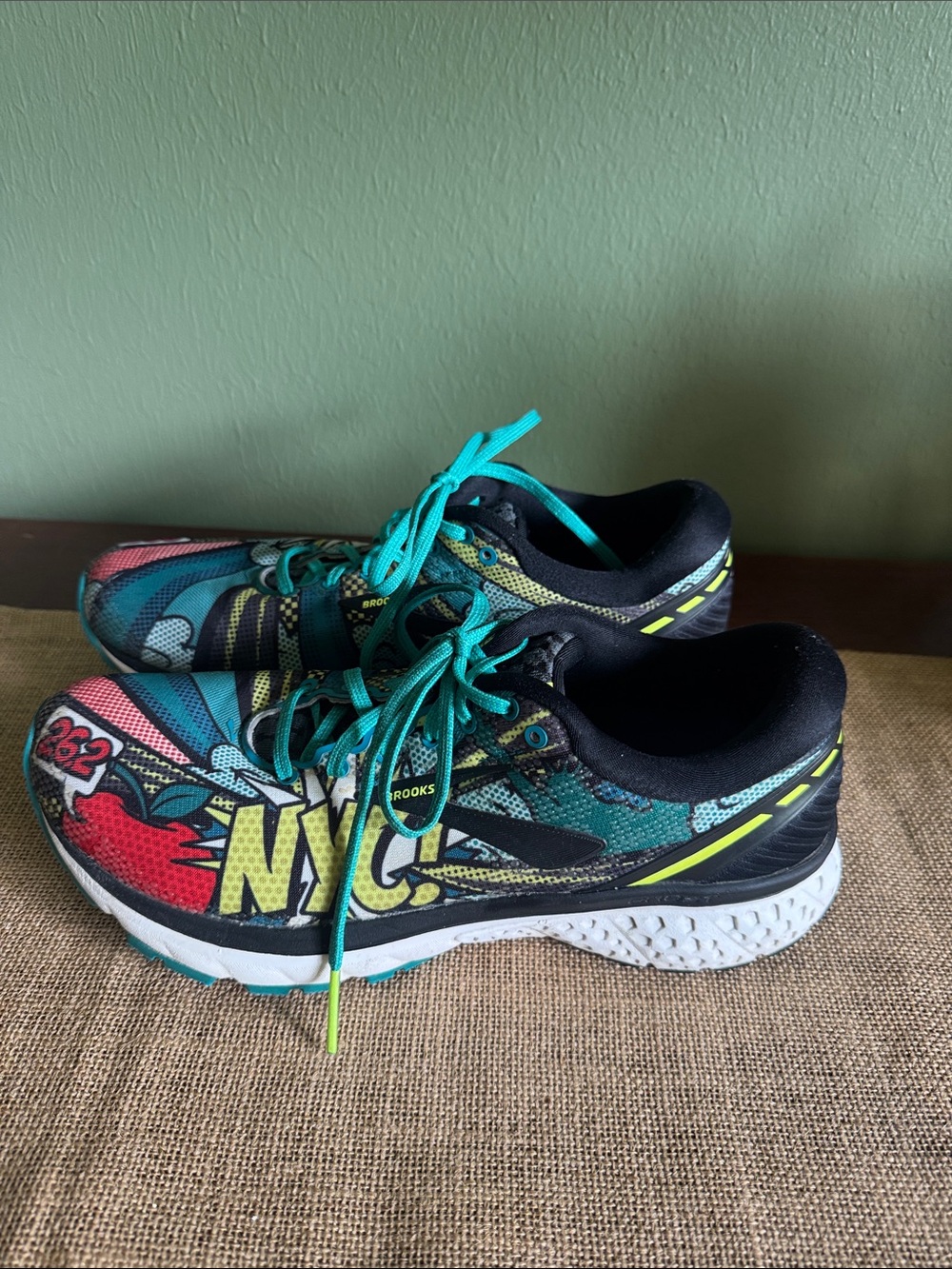 Brooks Ghost 11 Women’s Running Shoes NYC 26.2 Vibrant Comic Pop Design Size 9 - Picture 3 of 11